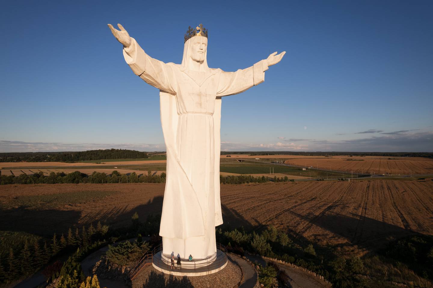 WIEBODZIN, POLONIA - 11 DE JULIO DE 2022: 36 m de alta figura de Jesucristo el Rey del Universo