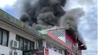 Incendio dejó daños en un edificio de tres pisos 