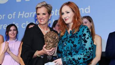 Acusada de insultar a los transexuales, la creadora de Harry Potter devuelve un premio