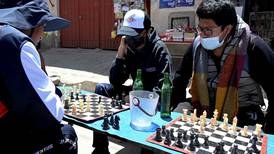 Niños aprenden ajedrez en la calle para alejarse del celular
