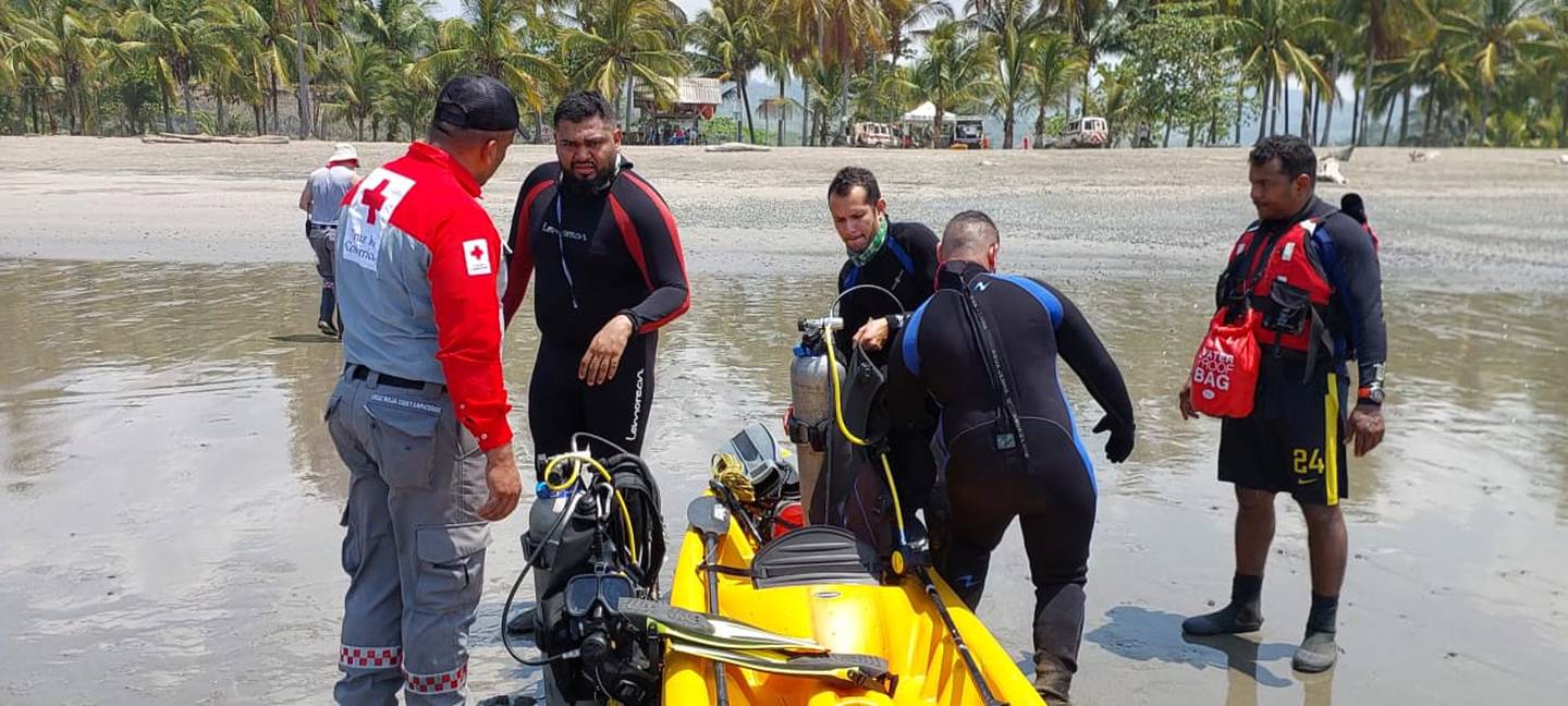 Búsqueda y rescate de ahogado en playa por parte de Cruz Roja, en Nandayure, Guanacaste