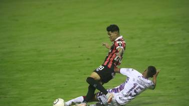 ¿Fue penal la barrida de Douglas Sequeira sobre Joshua Navarro en la final de Copa entre Saprissa y Alajuelense?