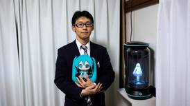 Japonés que se casó con un holograma está triste porque ella no le habla