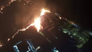 Bomberos evitaron que incendio forestal alcanzara el CAIS de Cañas y varias casas  