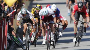 Roja directa por codazo en el Tour de Francia