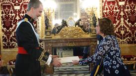 El rey de España recibe a la embajadora de Costa Rica con carrozas, música y la Guardia Real
