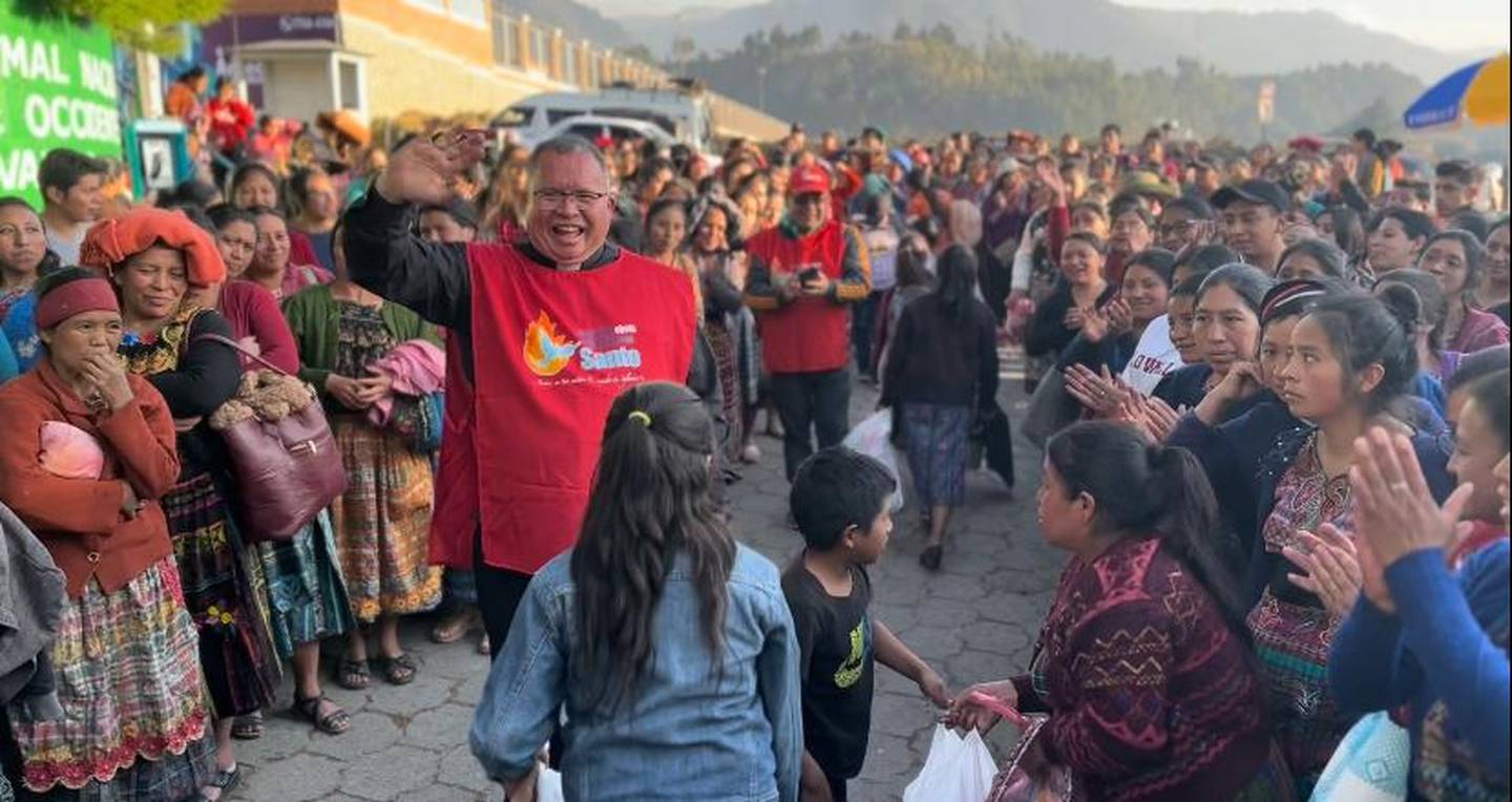 El padre Sergio Valverde y sus Obras del Espíritu Santo no solo alegran la Navidad y el Año Nuevo de miles de niños y familias en Costa Rica, también alcanza la solidaridad para hacerlo en Guatemala y El Salvador