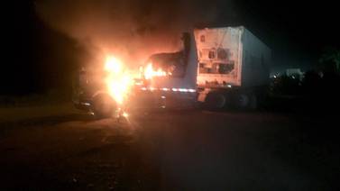 Manifestantes que quemaron cabezal en Limón también  intentaron atacar un bus repleto de pasajeros