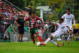 Randy Vega (11) hizo un buen partido en la victoria de Guanacasteca contra Puntarenas FC en el Estadio Chorotega.