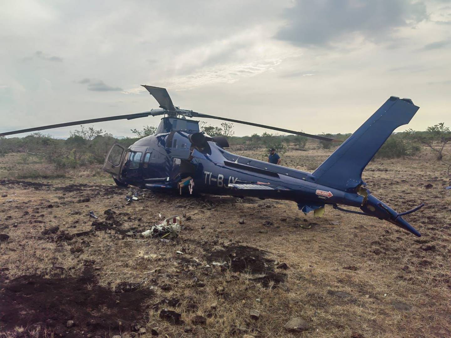 El helicóptero sufrió graves daños. Foto Bomberos.