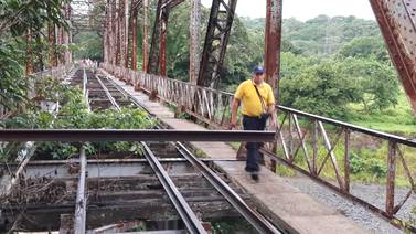 Motociclista muere al caer de antiguo puente de ferrocarril