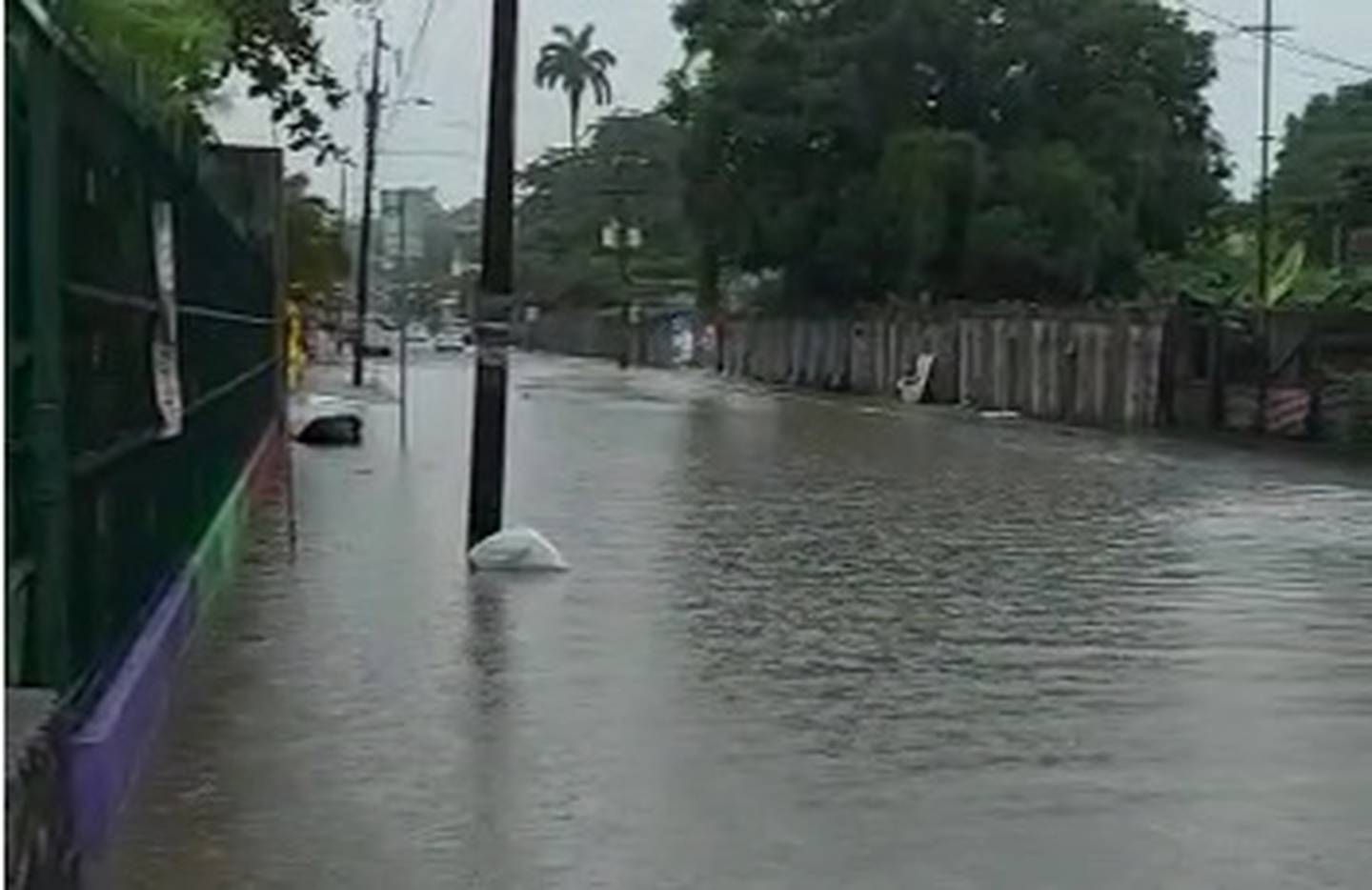 Inundaciones por problemas de alcantarillado en Limón.