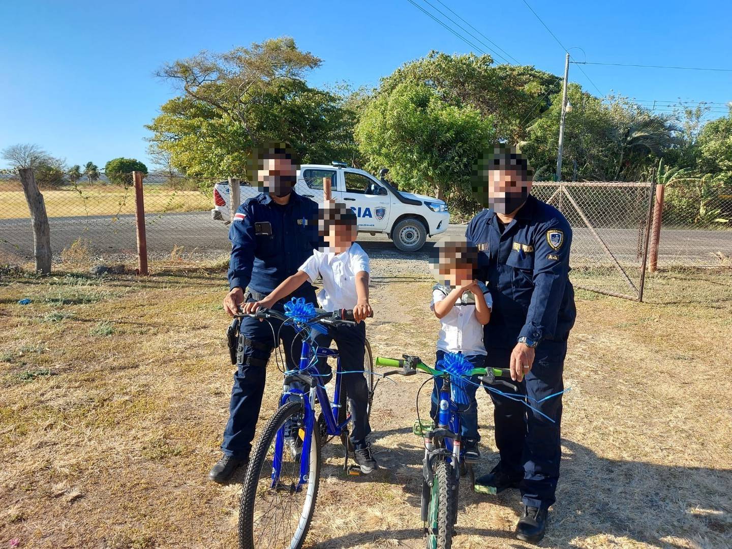 Policías y vecinos de Bagaces se unieron para regalarles bicicletas a dos niños. Foto cortesía Wagner Pichardo.