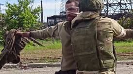 Se rinden últimos ucranianos que defendieron tres meses fábrica de metales 