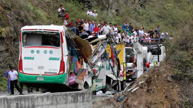 Bus vuelca en Colombia y deja 20 muertos y 15 heridos 