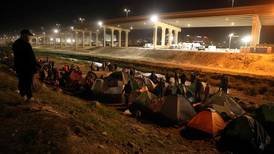 Cientos de venezolanos cruzan a Estados Unidos para pedir asilo tras fallo judicial