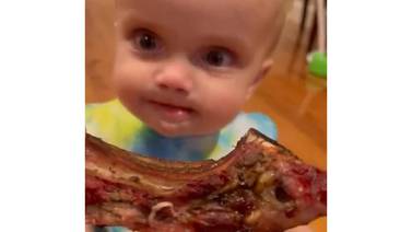 Bebé prueba carne por primera vez y su reacción le da la vuelta al mundo