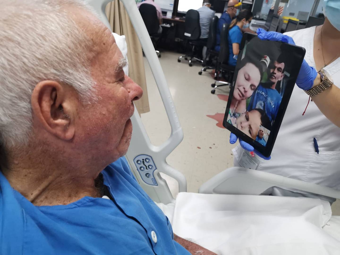 Saúl Quesada Cruz, de 83 años y vecino de Calle Mora en Rio Nuevo de Pérez Zeledón,  habla con su familia por video llamada en hospital de Pérez Zeledón