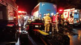 Conductor muere en violento choque entre carro y bus en Alajuela 
