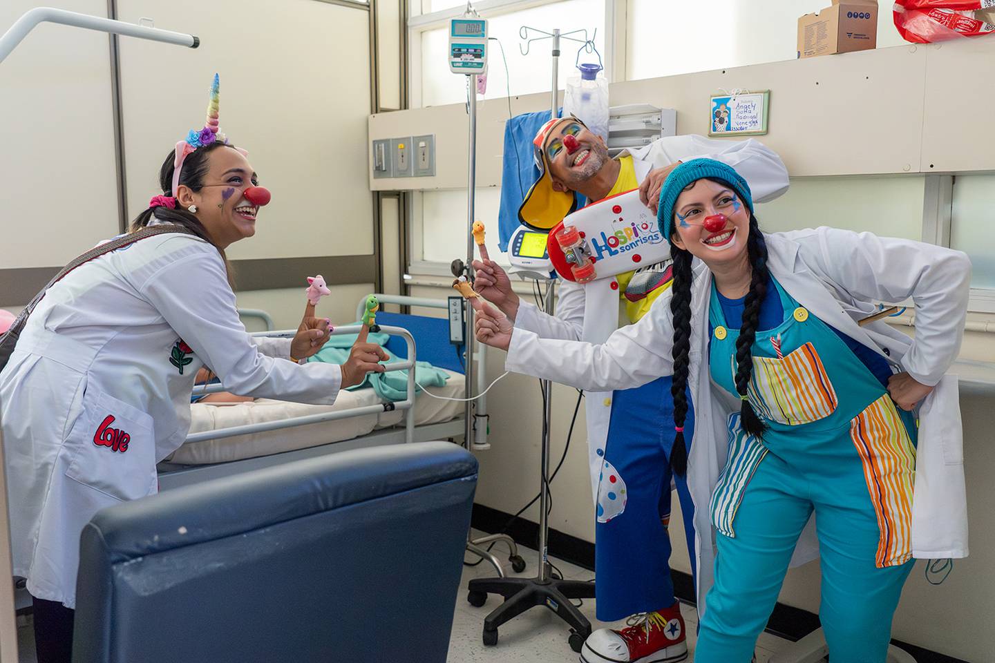 Doctores payasos curan a los pacientes de los hospitales con humor y amor