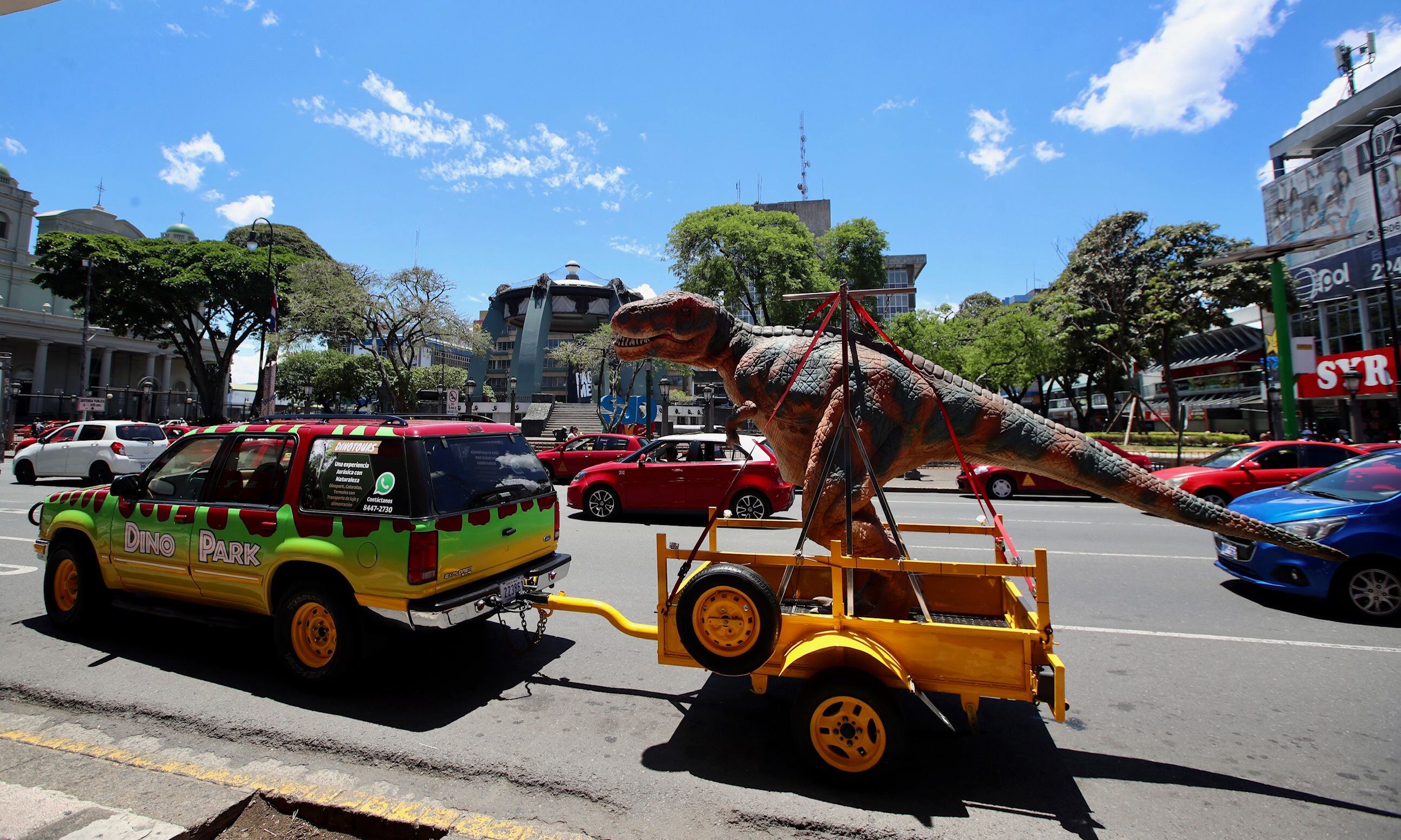 Un dinosaurio se escapó de Dino Park y anda de paseo en San José | La Teja Un dinosaurio se escapó de Dino Park y anda de paseo en San José | La Teja