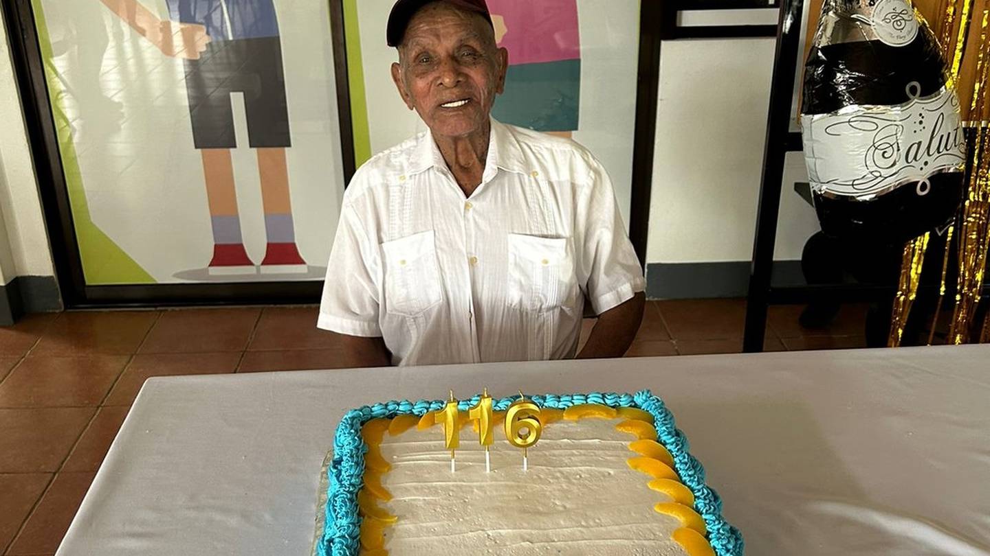 Don José Flores Flores celebró ese 11 de julio sus 116 años de edad. Es el costarricense de mayor edad con vida y como buen tico cuando le pusieron música se tiró a pista y terminó bailando con 8 mujeres en menos de 4 minutos