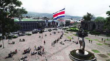 Bandera de Costa Rica vuelve a ondear en la plaza Mayor de Cartago