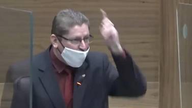 Daniel Salas “se puso las gafas” pidiéndole a diputado que usara bien la mascarilla 