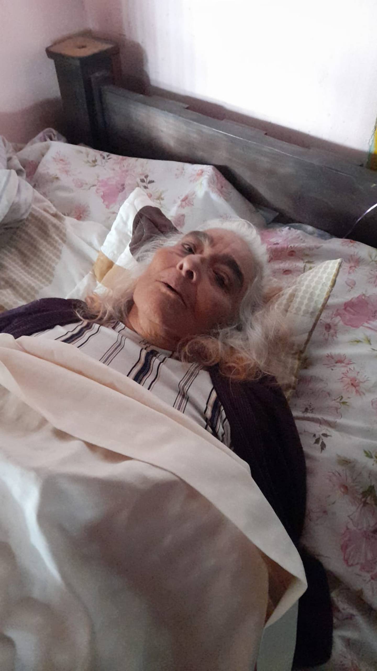 Doña Olga María Villalta Castro es una abuelita de 74 años que está en cama toda enferma por el estrés que le causa el acoso telefónico que sufre todos los días para que pague una deuda.
