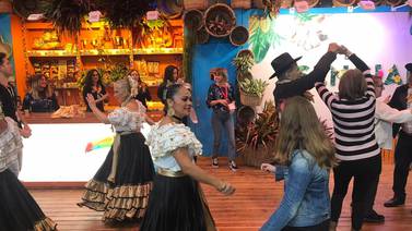(Video) Guipipía llenó de sabor feria turística en Madrid con sus bailes típicos