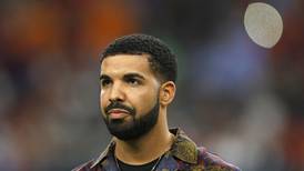 Drake se hizo un collar con los 42 anillos de compromiso que no entregó