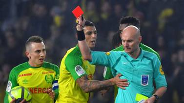 Suspenden a árbitro que pateó y expulsó a un jugador en Francia