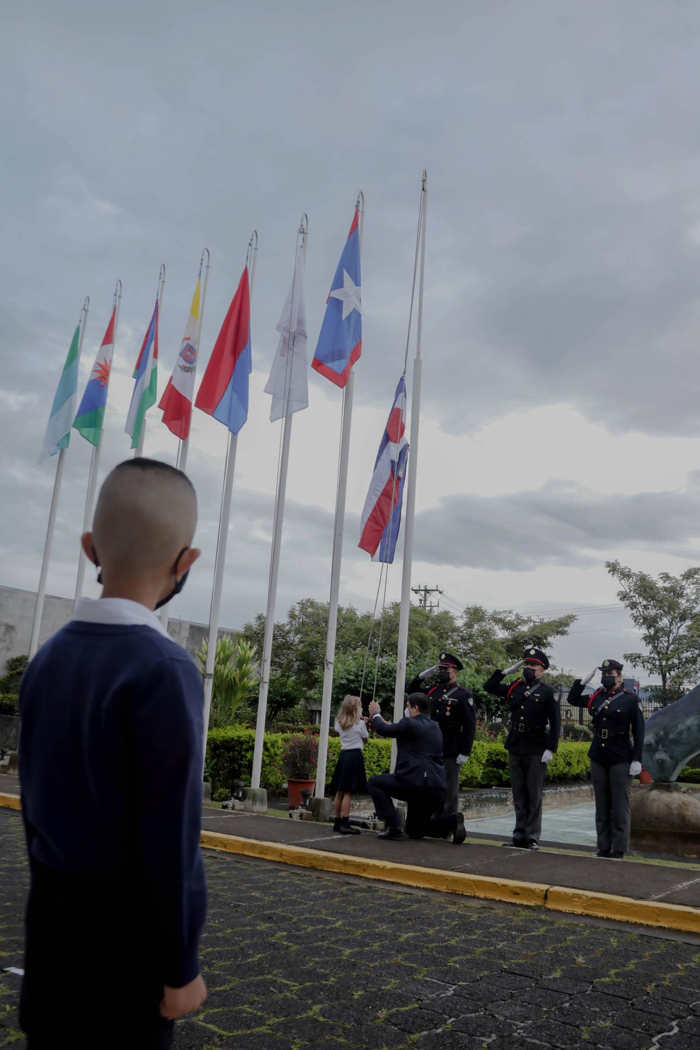 Sara Orozco Salas, de siete años y estudiante de la escuela Lajas de Cañas, quien viajó desde Guanacaste, fue la encargada de izar el pabellón nacional en Casa Presidencial, junto al presidente del país, Carlos Alvarado