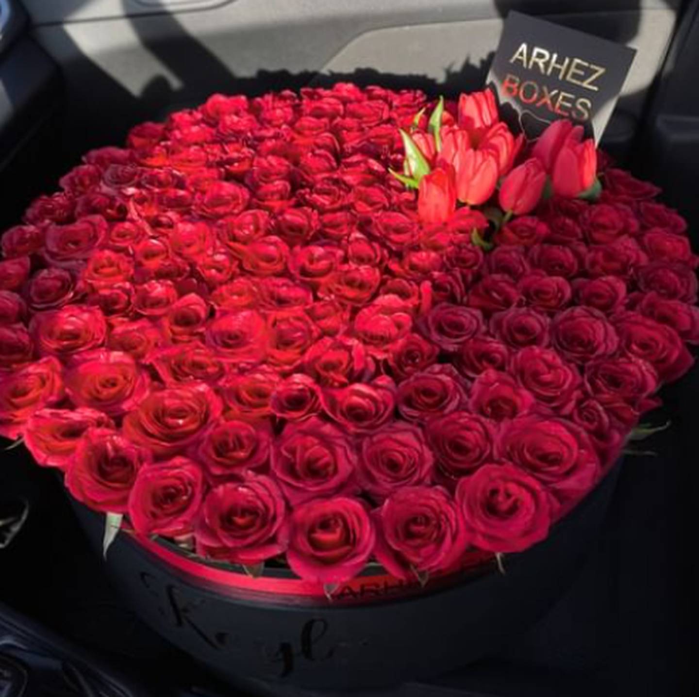 Keyla Sánchez recibió otro arreglote de rosas rojas para su cumpleaños.