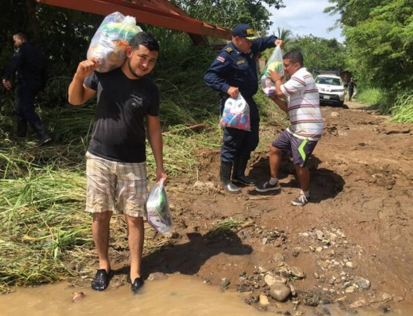 Rigoberto Rodríguez, director de la Fuerza Pública de PUntarenas ayudó a personas afectadas por inundaciones en Lepanto y Cóbano. Foto MSP.