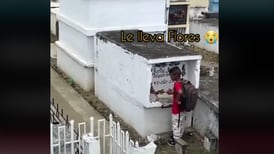Video de niño que visita tumba de su madre para mostrarle sus notas se hace viral