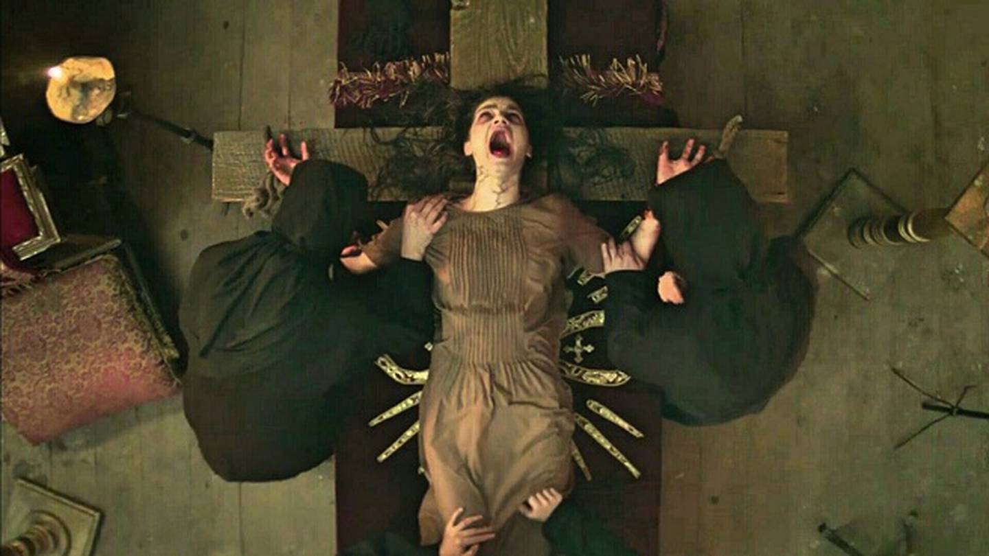 Irina Cornici era una monja de apenas 23 años con problemas mentales que vivía en el monasterio ortodoxo de Tanacu en Vaslui Count (Rumanía). En enero de 2005 fue asesinada en lo que se conoce como el exorcismo de Tanacu. La foto es de la película La Crucifixión.