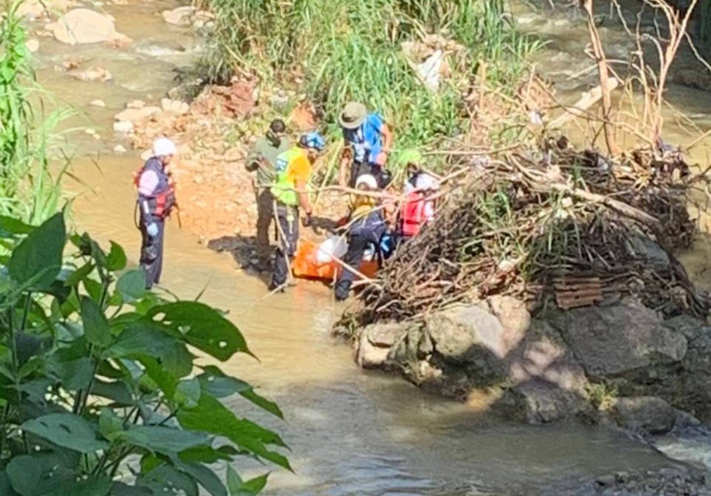 Hallan cuerpo de menor arrastrado por río en Desamparados. Foto cortesía.