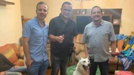 Guapileño le hace pique a Cesar Millán por su talento para entrenar perros