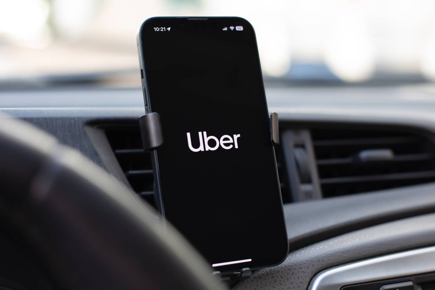 Regulación de Uber, Didi e Indrive: estos son los 15 requisitos que tendrían que cumplir los conductores afiliados | El Financiero | Shutterstock