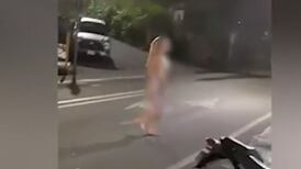 ¡Como Dios la trajo al mundo! Mujer se desnudó en media calle (Video)