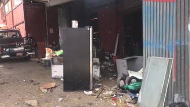 (Video) Salud cerró chatarrera clandestina que quemó basura y casi causa un incendio
