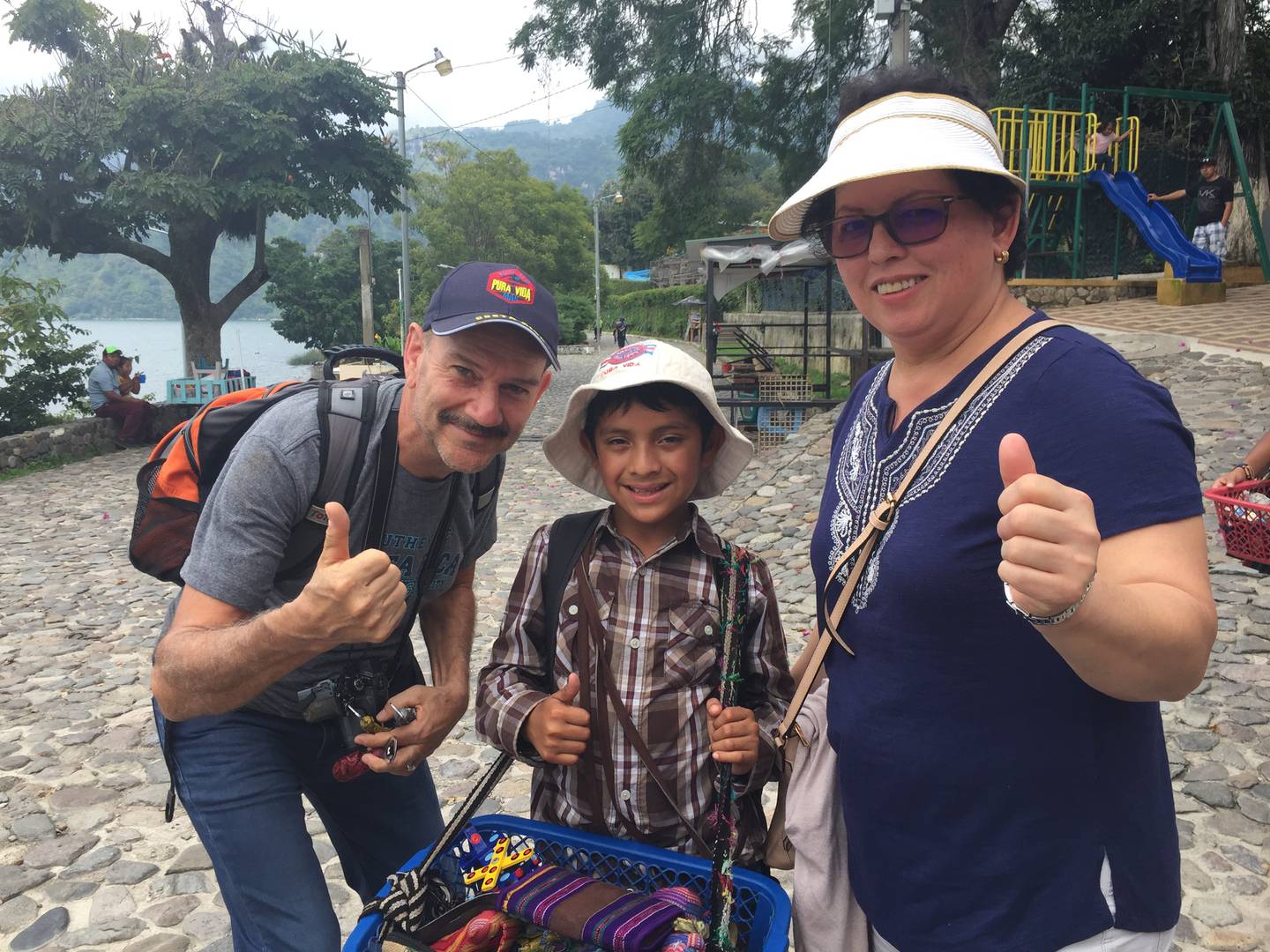 Silvia Lara y sus papás (Juan Carlos Lara y Rosibel López) compartieron con Tomás, el niño chapín que conoce de Costa Rica