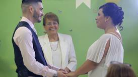 Mujer que se casó en La Reforma le pide a la ministra una luna de miel