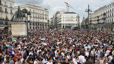 El Real Madrid celebró con su afición en la Puerta del Sol lo que será un largo día de fiesta