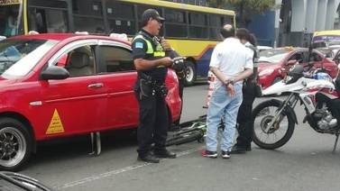 Recetan más de ¢1 millón en multas a taxista que casi atropella a tres policías