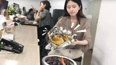 (Video) ¿Cómo logra esto? Youtuber cocina delicias con lo que tiene a mano en la oficina