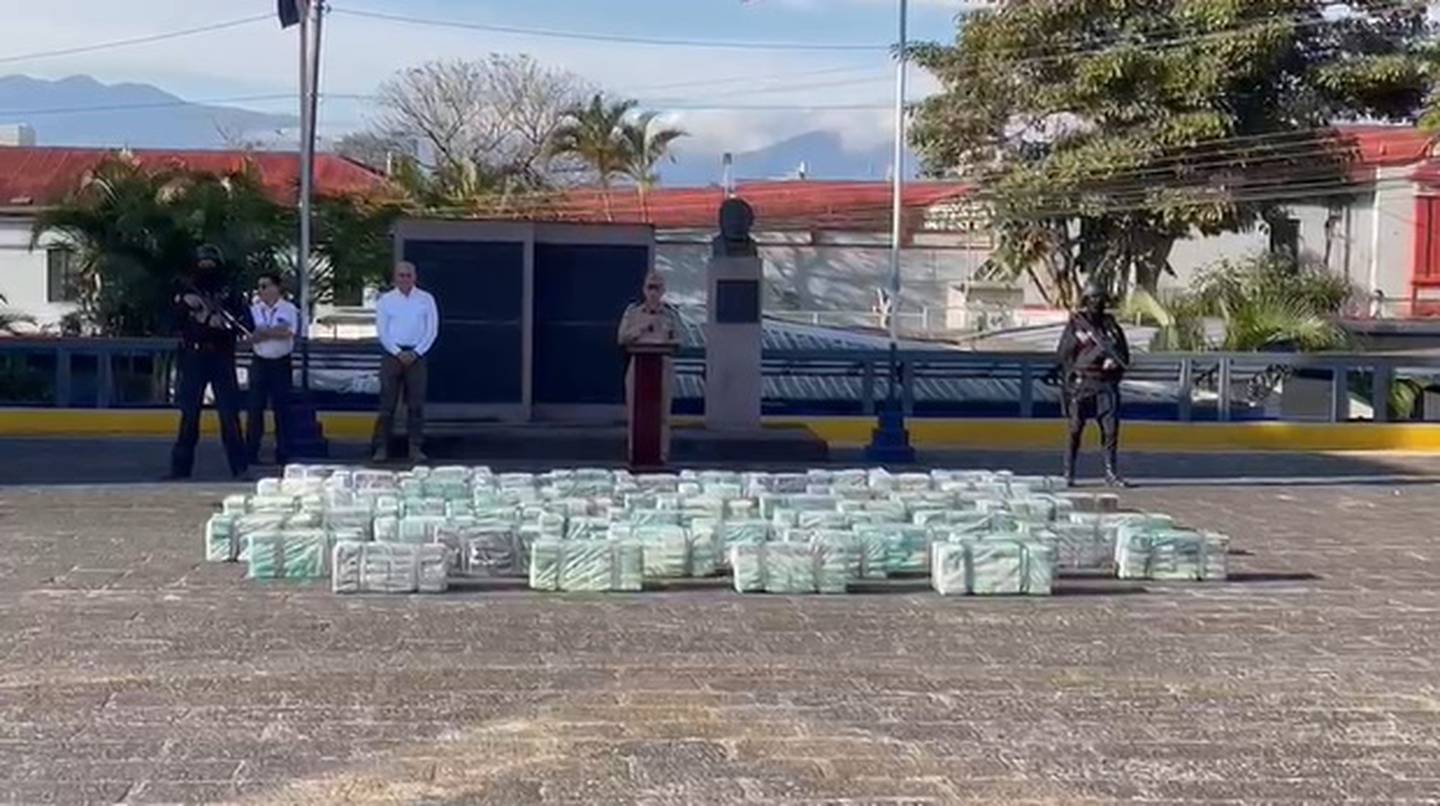 Los paquetes de cocaína fueron decomisados la madrugada de este miércoles en aguas del Caribe. Foto Alonso Tenorio.