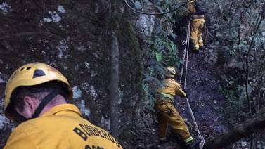 Troncos y raíces encendidos dificultan apagar incendio de Pico Blanco