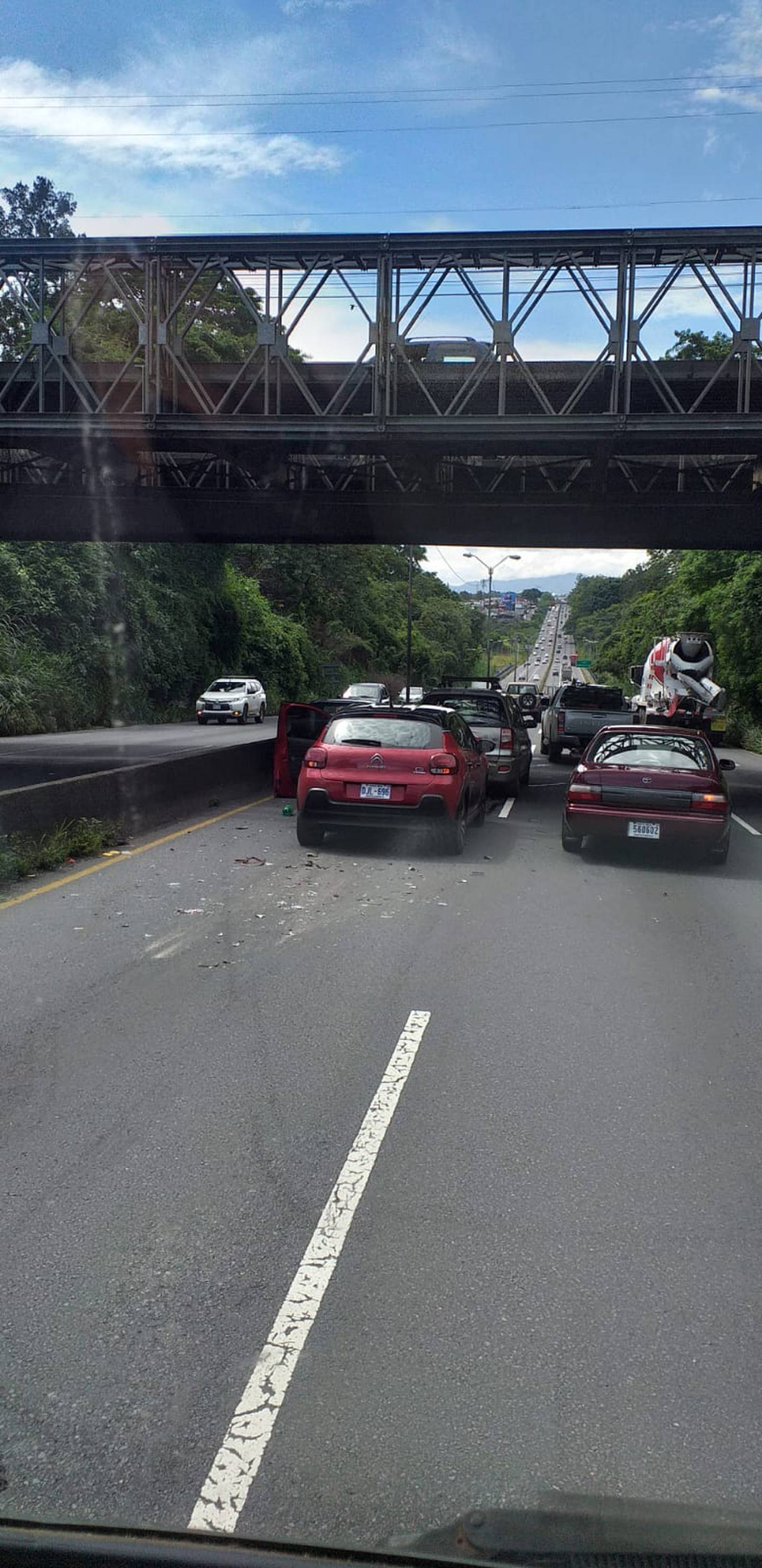 Hace pocos minutos sucedió un accidente de tránsito en la Ruta 1, frente al Castella, en el sentido Alajuela San José, por eso, el tránsito es lento por la zona